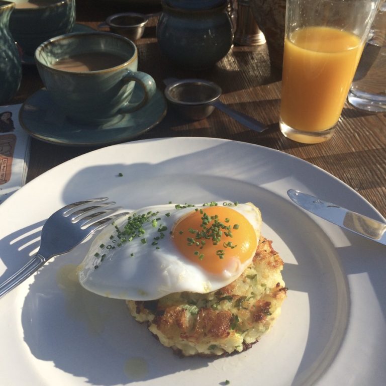 Breakfast at the main bar